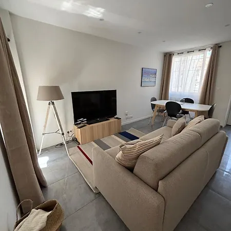 Holiday home Maison 5p - 5mn - Cour Privee - Climatisation